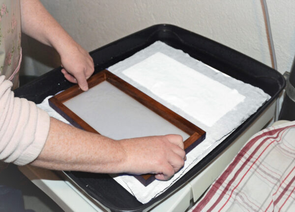 Blick in meine Papierwerkstatt: Papierschöpfen 3