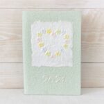 Mini Terminplaner Agenda mit Einband aus grünem handgeschöpftem Papier grün und buntem Blumenherz