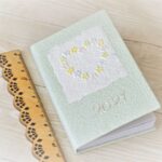 Mini Terminplaner Agenda mit Einband aus grünem handgeschöpftem Papier grün und buntem Blumenherz