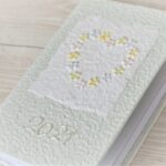 Mini Terminplaner Agenda mit Einband aus grünem handgeschöpftem Papier grün und buntem Blumenherz