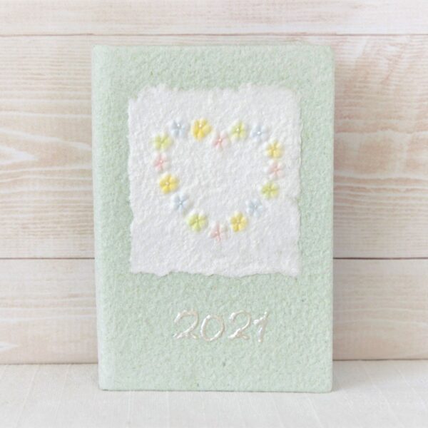 Mini Terminplaner Agenda mit Einband aus grünem handgeschöpftem Papier grün und buntem Blumenherz