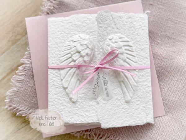 Glückwunschkarte zur Geburt mit Engelsflügeln und rosa Satinband