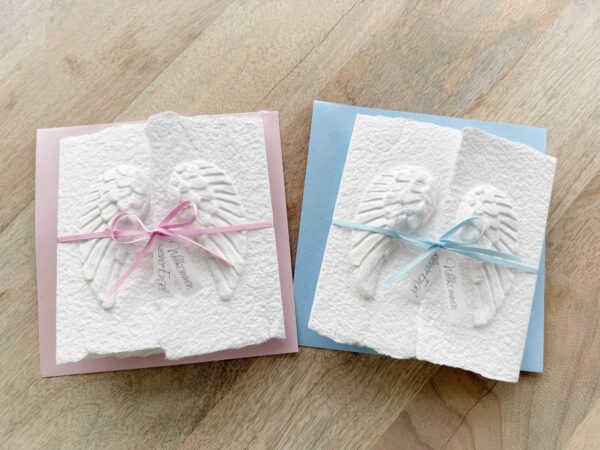 Handgeschöpfte Glückwunschkarten "Engelsflügel" zur Geburt in Rosa und Hellblau