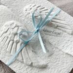 Detail der handgeformten Engelsflügel auf der Glückwunschkarte zur Geburt