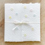 Handgeschöpfte Karte "Blümchen" in der Farbe bunt