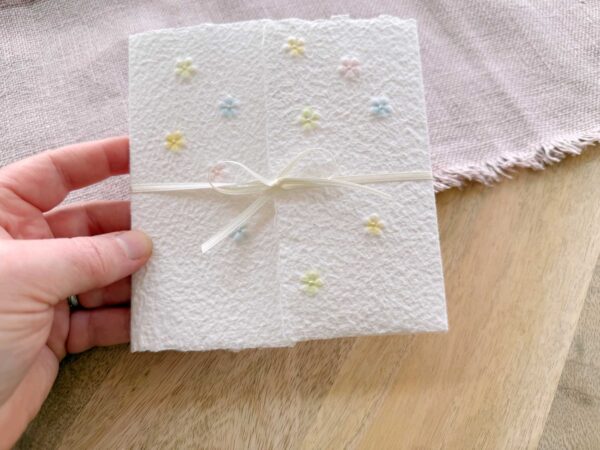 Grössenansicht der handgeschöpften Karte "Blümchen"