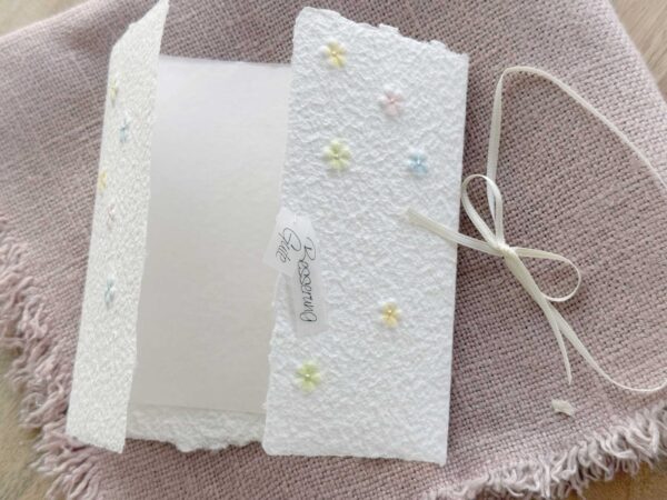 Geöffnete Ansicht der handgeschöpften Genesungskarte mit Eingeprägten Blümchen im Gatefold Design