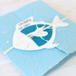 Handgemachte und personalisierbare Einladung Fisch weiss auf türkis