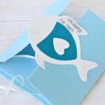 Handgemachte und personalisierbare Einladung Fisch weiss auf türkis