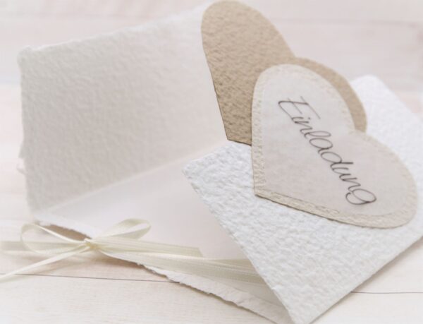 Hochzeitseinladung Herzen aus handgeschöpftem Papier