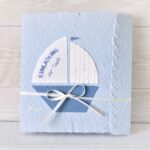 Handgemachte und personalisierbare Einladung Segelboot weiss auf blau
