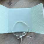 Handgeschöpfte Karte Feder weiss auf grün
