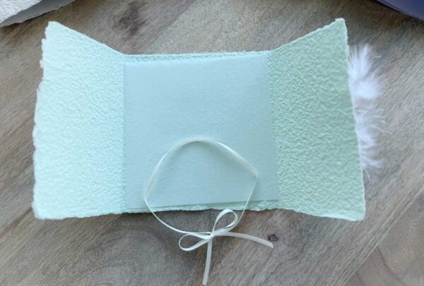 Handgeschöpfte Karte Feder weiss auf grün