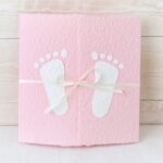 Handgeschöpfte Karte Füsschen weiss auf rosa