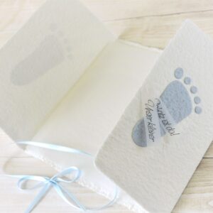 Individualisierbare Geburtsanzeige mit blauen Füsschen aus handgeschöpftem Papier.