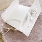 Geöffnete Ansicht Weihnachtskarte Engelflügel weiss aus Büttenpapier