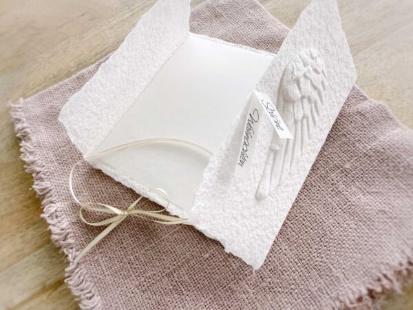 Geöffnete Ansicht Weihnachtskarte Engelflügel weiss aus Büttenpapier
