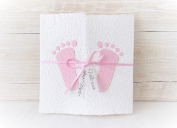 Individualisierbare Glückwunschkarte zum Baby weiss mit rosa Füsschen aus handgeschöpftem Papier.