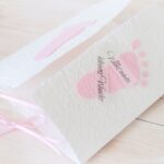Individualisierbare Glückwunschkarte zum Baby weiss mit rosa Füsschen aus handgeschöpftem Papier.