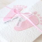 Individualisierbare Glückwunschkarte zum Baby weiss mit rosa Füsschen aus handgeschöpftem Papier.