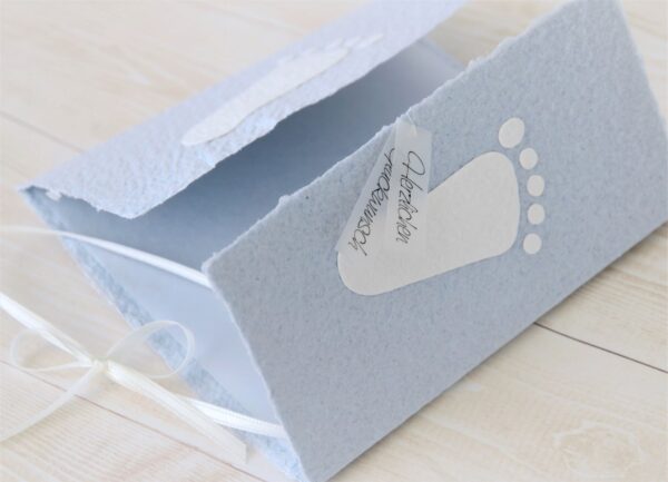 Individualisierbare Glückwunschkarte zum Baby blau mit weissen Füsschen aus handgeschöpftem Papier.