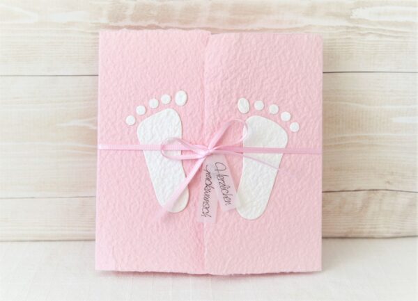 Individualisierbare Glückwunschkarte zum Baby rosa mit weissen Füsschen aus handgeschöpftem Papier.