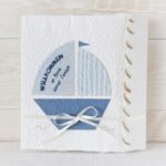 Handgemachte und personalisierbare Glückwunschkarte zum Baby Junge Segelboot blau