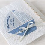 Handgemachte und personalisierbare Glückwunschkarte zum Baby Junge Segelboot blau