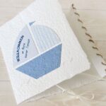 Handgemachte und personalisierbare Glückwunschkarte zum Baby Junge Segelboot blau