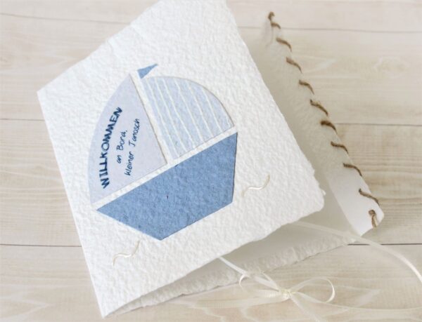 Handgemachte und personalisierbare Glückwunschkarte zum Baby Junge Segelboot blau