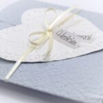 Glückwunschkarte Blumenherz weiss auf blau