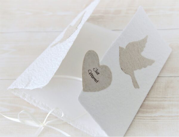 Handgemachte und personalisierbare Hochzeitskarte Tauben beige