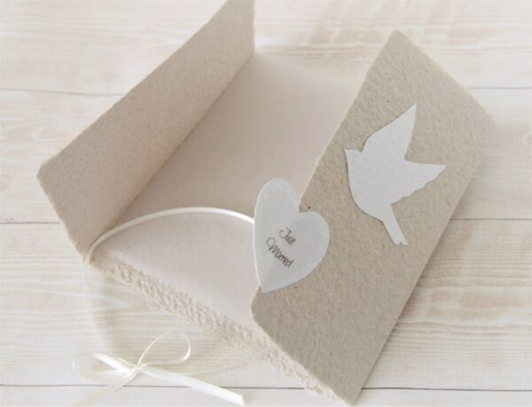 Handgemachte und personalisierbare Hochzeitskarte Tauben weiss auf beige