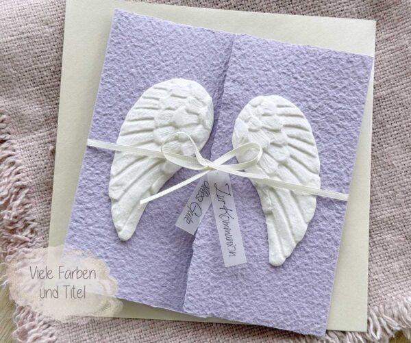 Glückwunschkarte aus handgeschöpftem Papier mit weissen Engelsflügeln auf lila Karte im Gatefold Design. Personalisierbar, hergestellt in meiner kleinen Manufaktur in der Schweiz.