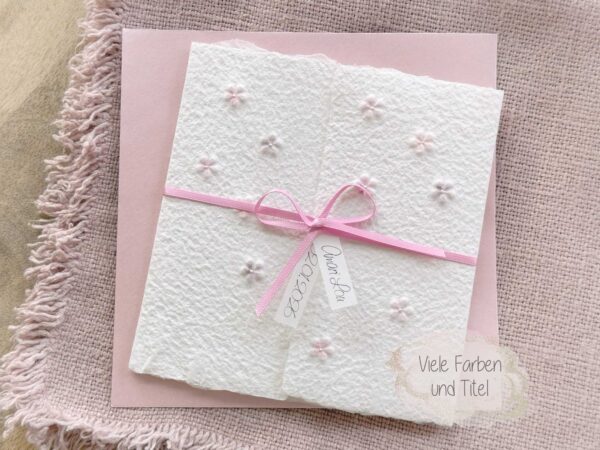 Handgeschöpfte Geburtsanzeige im Gatefold Design mit eingeprägten und handkolorierten Blümchen und Satinschleife