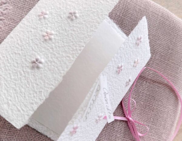 Handgeschöpfte Geburtsanzeige im geöffneten Gatefold Design mit eingeprägten und handkolorierten Blümchen