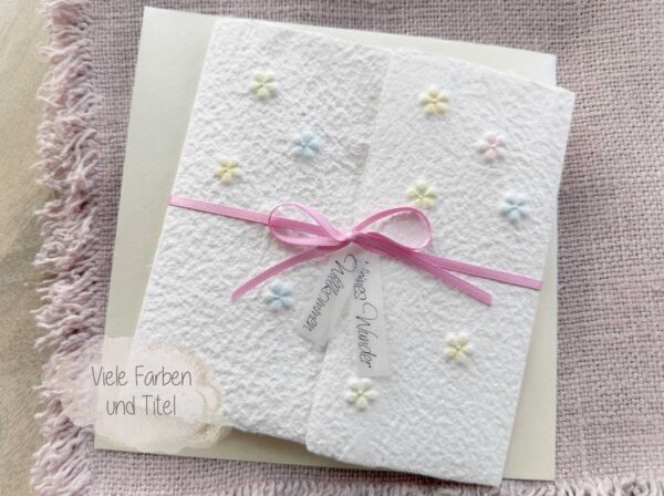 Handgeschöpfte Geburtskarte mit geprägten Blümchen, handbemalt in zarten pastell Farben.