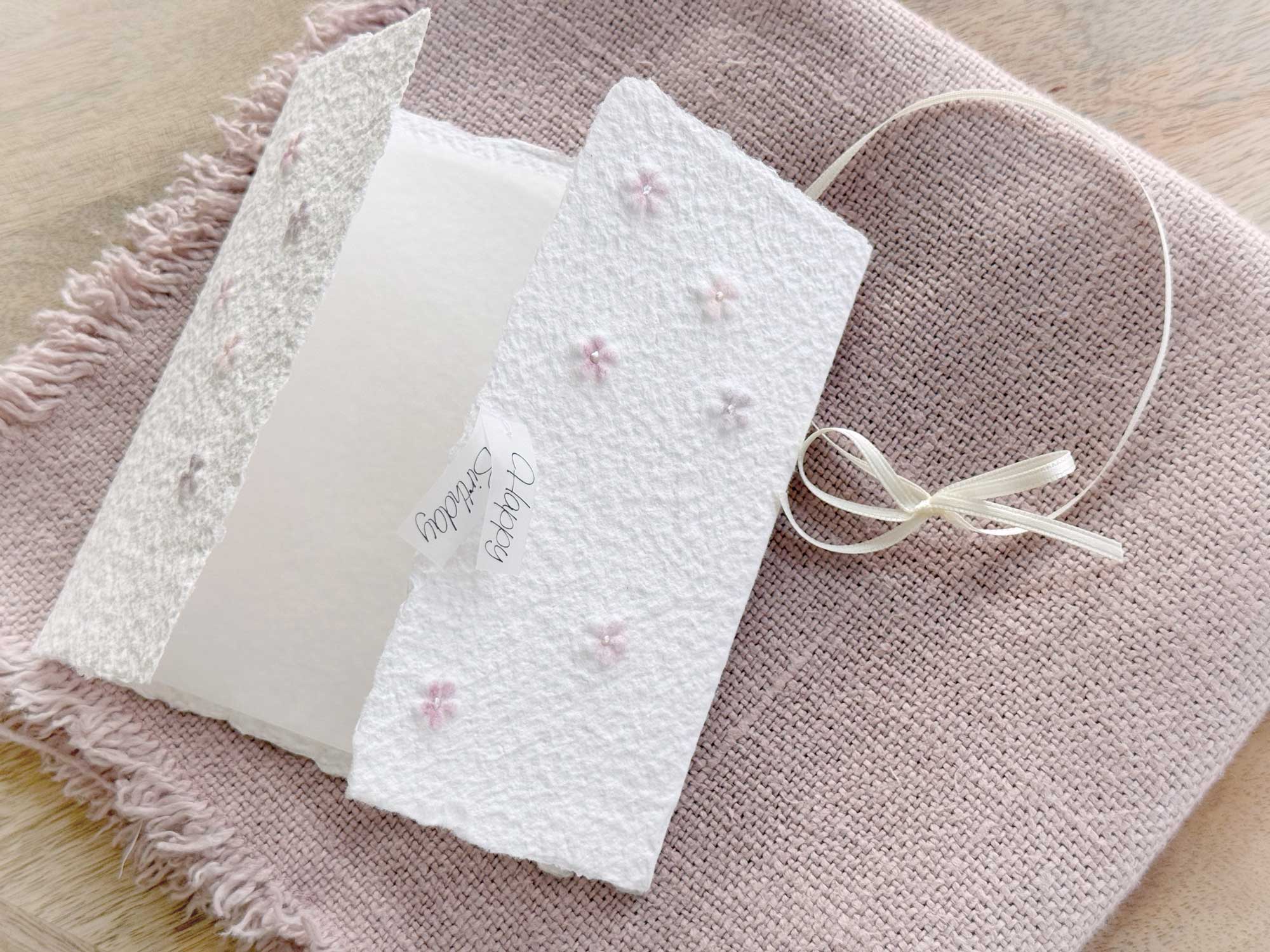 Geöffnete Ansicht der handgeschöpften Geburtstagskarte "Blümchen" im Gatefold Design mit eingeprägten, handkolorierten Blüten