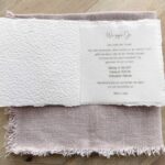 Innenseite Hochzeitseinladung "Büttenherz" handgeschöpft mit bedrucktem Einlegeblatt mit dem Einladungstext.