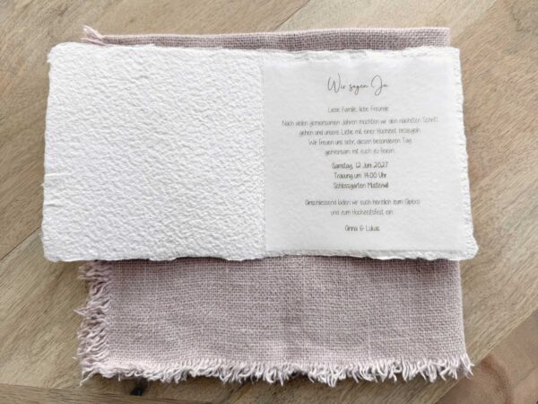 Innenseite Hochzeitseinladung "Büttenherz" handgeschöpft mit bedrucktem Einlegeblatt mit dem Einladungstext.