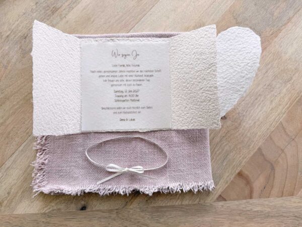 Geöffnete Ansicht Hochzeitseinladung aus handgeschöpftem Papier mit bedrucktem Einlegeblatt