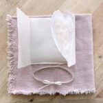 Handgemachte Hochzeitseinladung im Gatefold Design mit einem Perlenherz und Verschluss mit Satinband