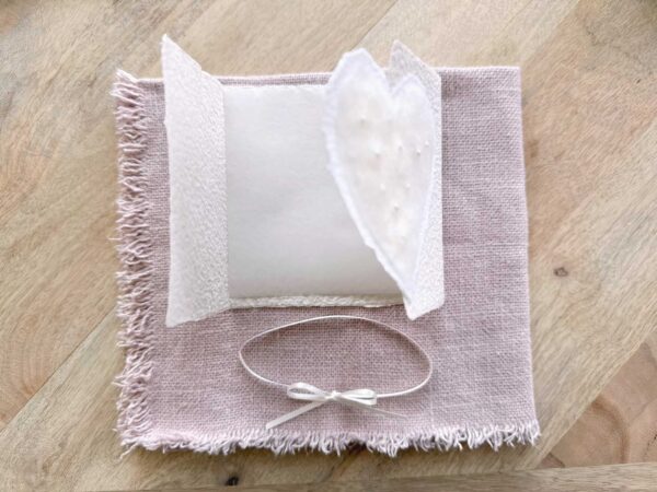 Handgemachte Hochzeitseinladung im Gatefold Design mit einem Perlenherz und Verschluss mit Satinband