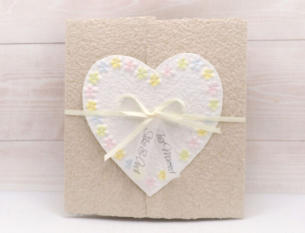 Personalisierte Hochzeitskarte Blumenherz beige aus handgeschöpftem Papier mit bunten Blümchen
