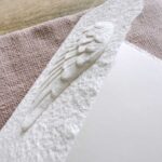 Detailaufnahme Engelsflügel jandgeschöpfte Karte in leichter 3D-Optik