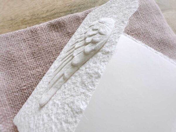 Detailaufnahme Engelsflügel jandgeschöpfte Karte in leichter 3D-Optik