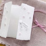 Weisse Glückwunschkarte aus handgeschöpftem Papier für christliche Anlässe mit Blümchen purple