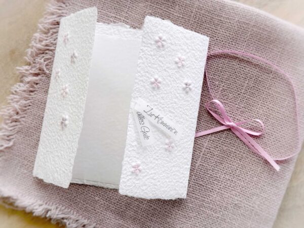 Weisse Glückwunschkarte aus handgeschöpftem Papier für christliche Anlässe mit Blümchen purple