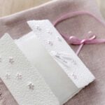 Weisse Taufkarte aus handgeschöpftem Papier mit Blümchen pruple
