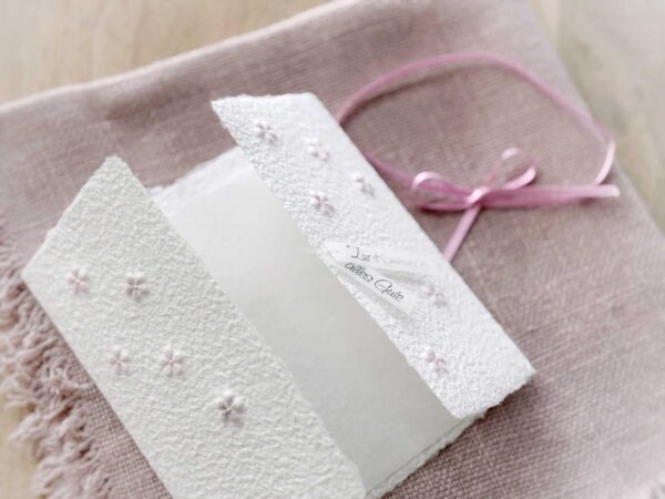 Weisse Taufkarte aus handgeschöpftem Papier mit Blümchen pruple